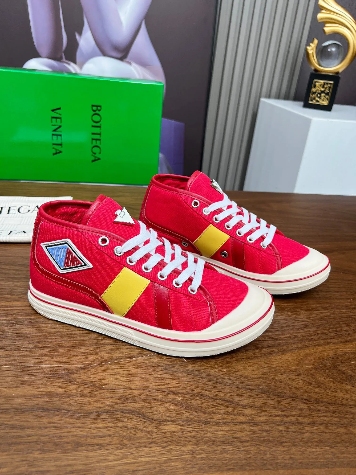 Men's men's shoes 💰520💰 Bottega Veneta BV's latest Eliot series retro basketball shoes casual sports canvas shoes 🔥Become a god when it is launched!🔥 Inspired by retro basketball sneakers, the color combination highlights youthful vitality and perfectly interprets the theme of youth and childlike innocence. The details are also very particular. The summer canvas brings excellent durability and comfort. Designs such as calfskin trim, rubber toe caps and hand-painted retro red lines are full of retro feel. The round toe and convex sole add a modern feel and are suitable for various styles. Easily create a fashionable atmosphere. The upper foot is the focus...can be worn as a couple's shoes...The red lines on each shoe edge are hand-painted, which adds more taste and attitude! ✦Fabric: Original customized high-density canvas + cowhide ✦Inner lining: original customized breathable canvas ✦Insole: movable latex cowhide insole ✦Sole: original molded non-slip and wear-resistant TPU material ✦Sole thickness: 3cm ✦Number of sizes: female size 35--40, female 40 is customized and non-returnable ✦Number: male size 39--45, male 45 is customized and non-returnable
